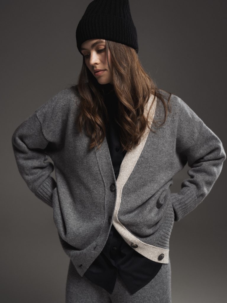 Cardigan in grey with beige
