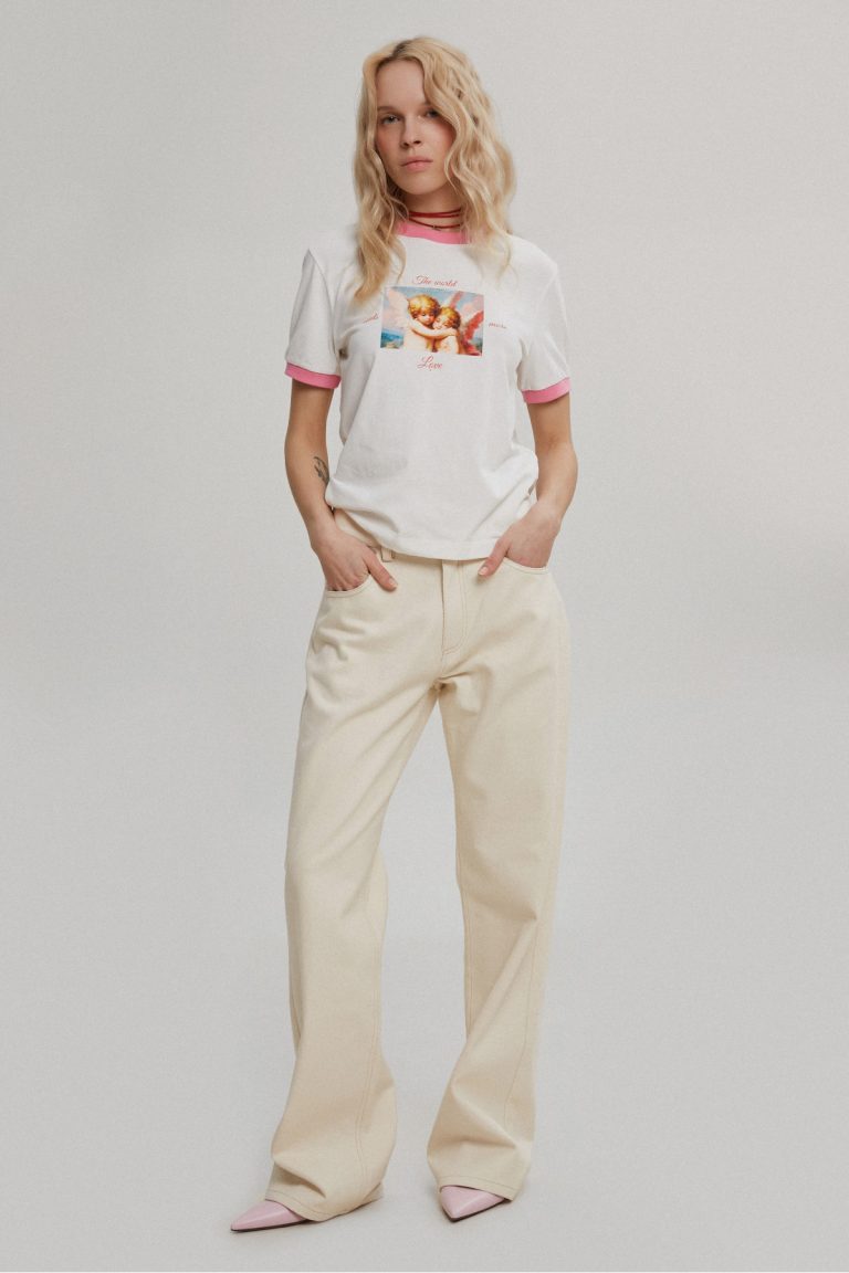 Loose-fitting jeans