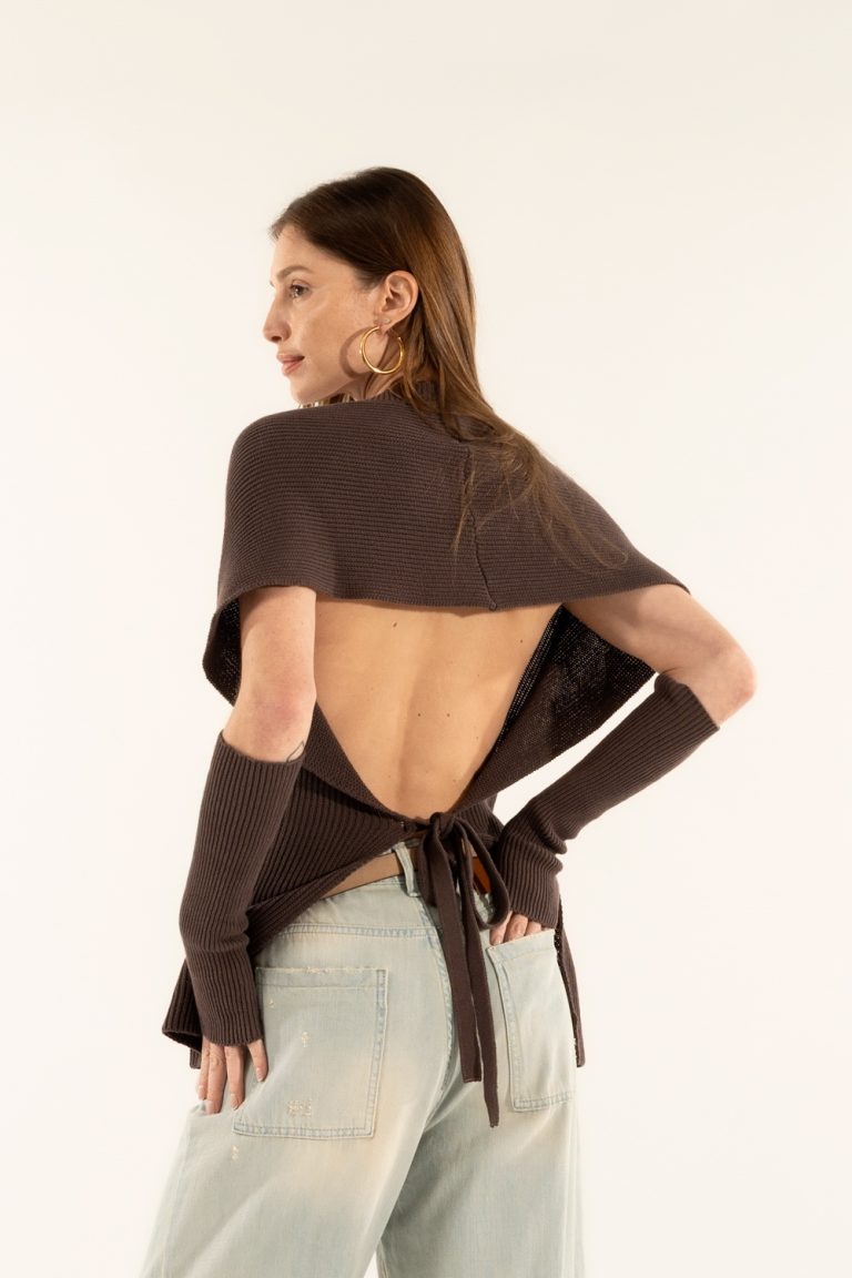 Vest with open back and sleeves