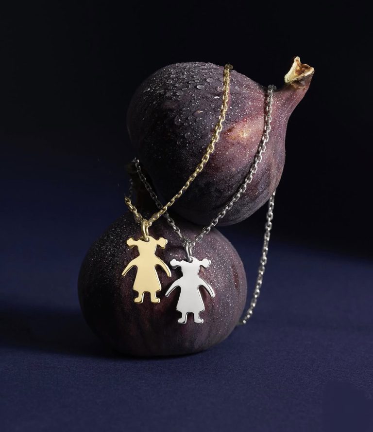 Pendant Girl