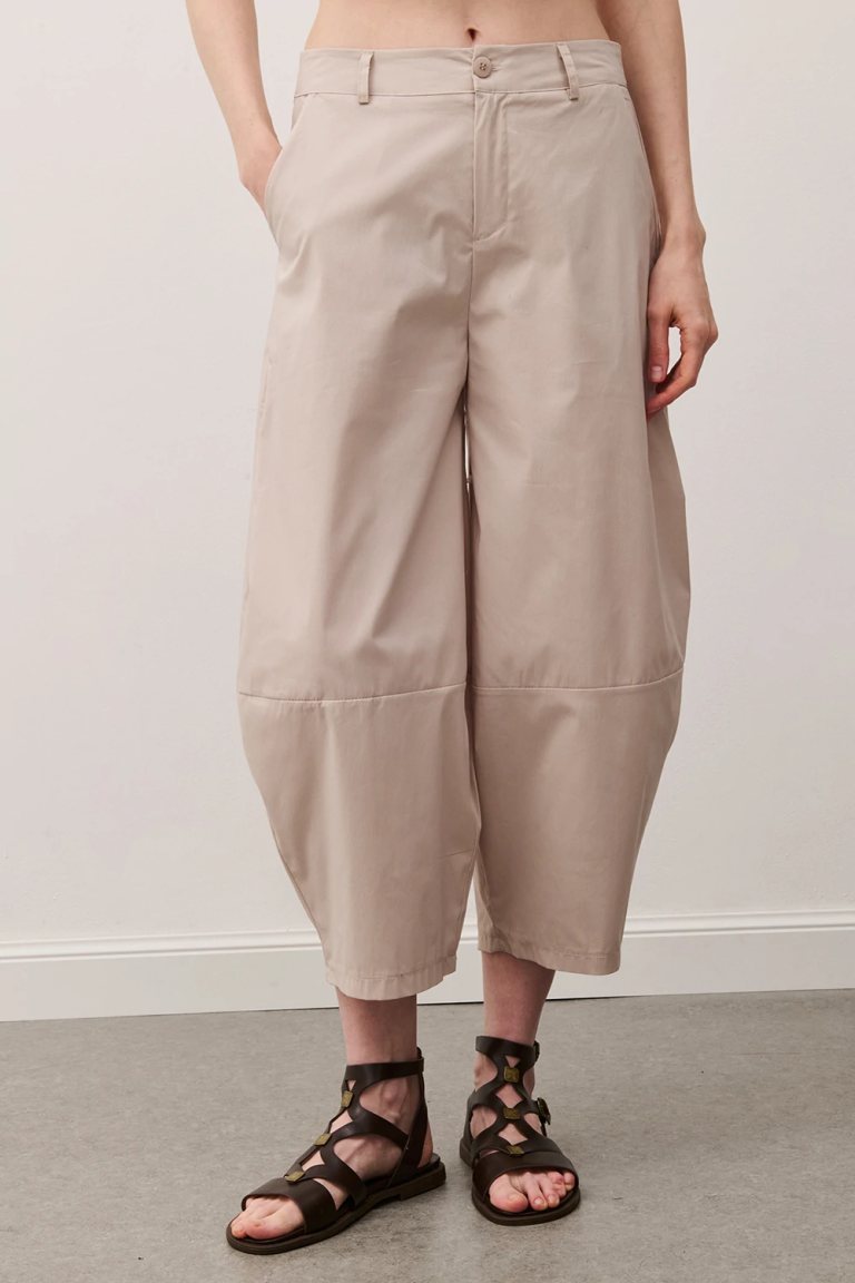 Trousers with pocket