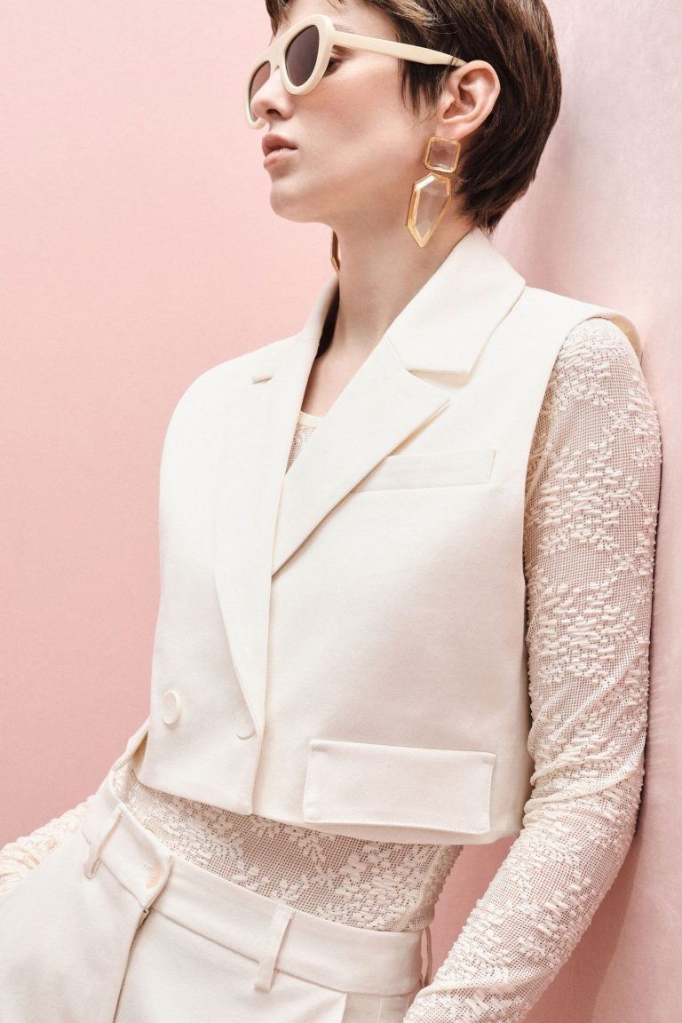 Short double-breasted vest with lapel and pockets
