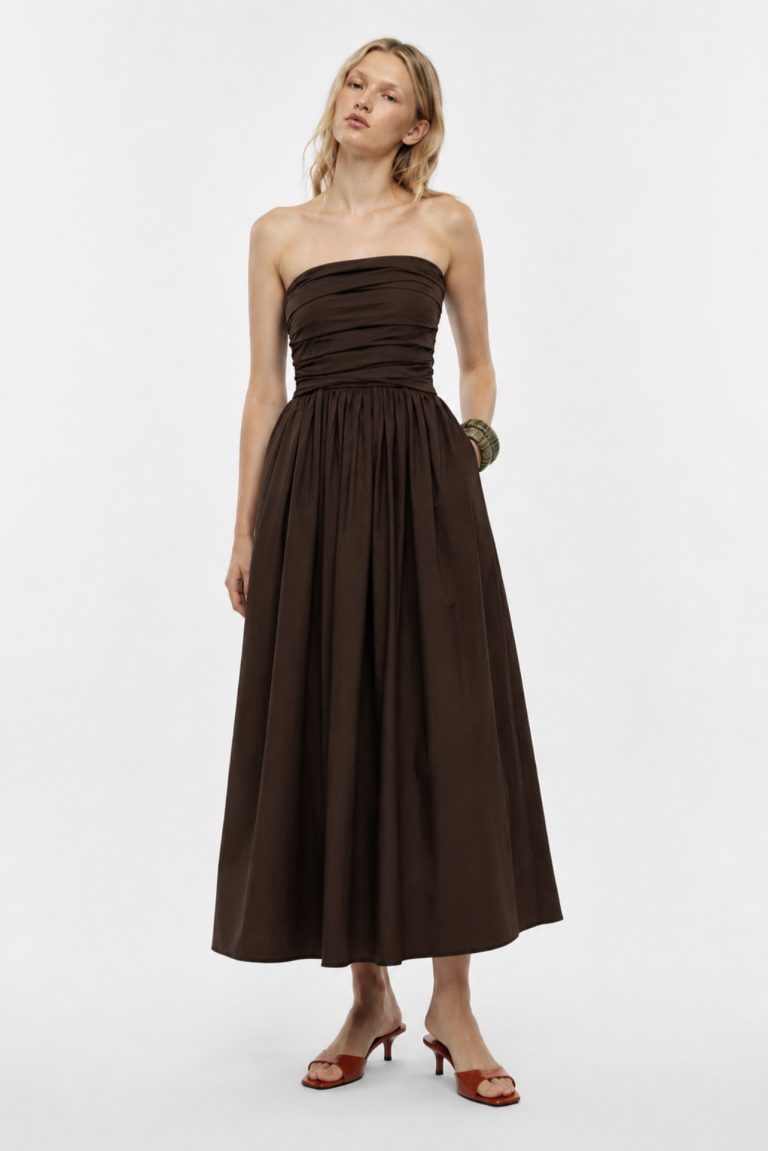 Sleeveless midi dress with straight neckline